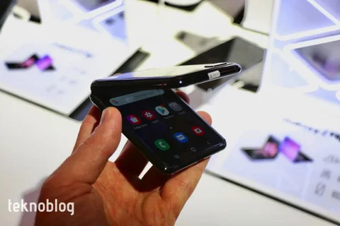 Galaxy Z Flip parçalarına ayrıldı, tasarım detayları ortaya çıktı