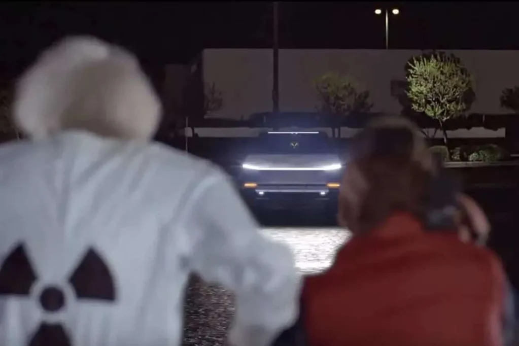 Cybertruck Geleceğe Dönüş filminin efsane sahnesinde – Video