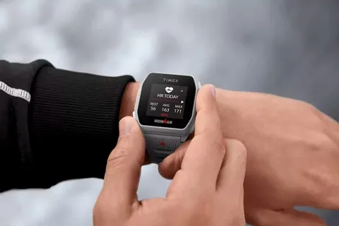 Timex ilk akıllı saati Ironman R300 GPS’i tanıttı