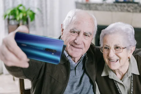 Oppo 65 yaş üstündekilere WhatsApp kullanımını öğretiyor