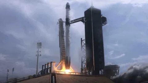 SpaceX Crew Dragon ile astronotları uzaya taşımayı başardı