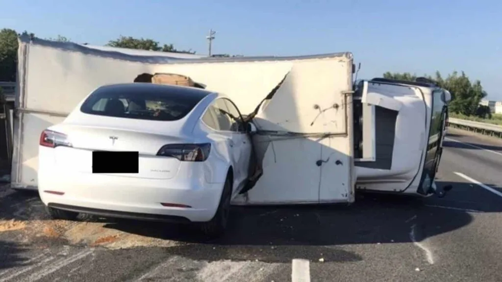 Tesla Autopilot devrilen kamyona çarpmaktan kaçamadı