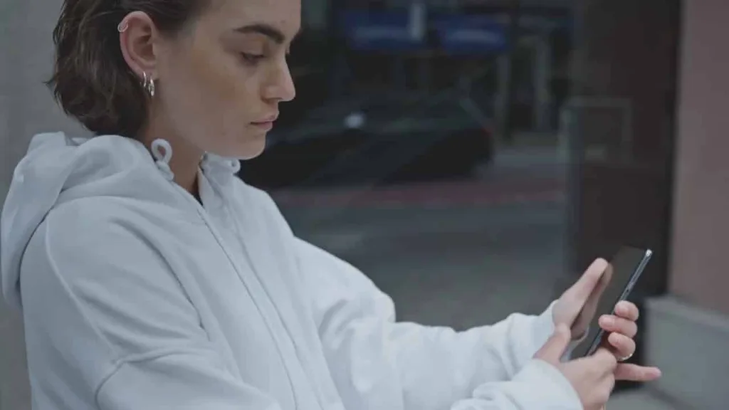 OnePlus Nord resmi tanıtım videosunda beklenen telefonun izleri gizli