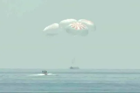 SpaceX’in uzay aracı Crew Dragon yolcularıyla birlikte başarıyla geri döndü