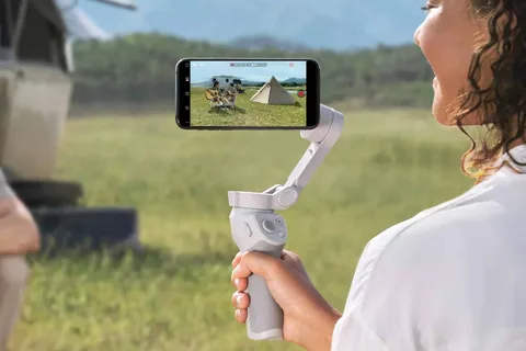 Manyetik tutacaklar ile gelen DJI Osmo Mobile 4 tanıtıldı
