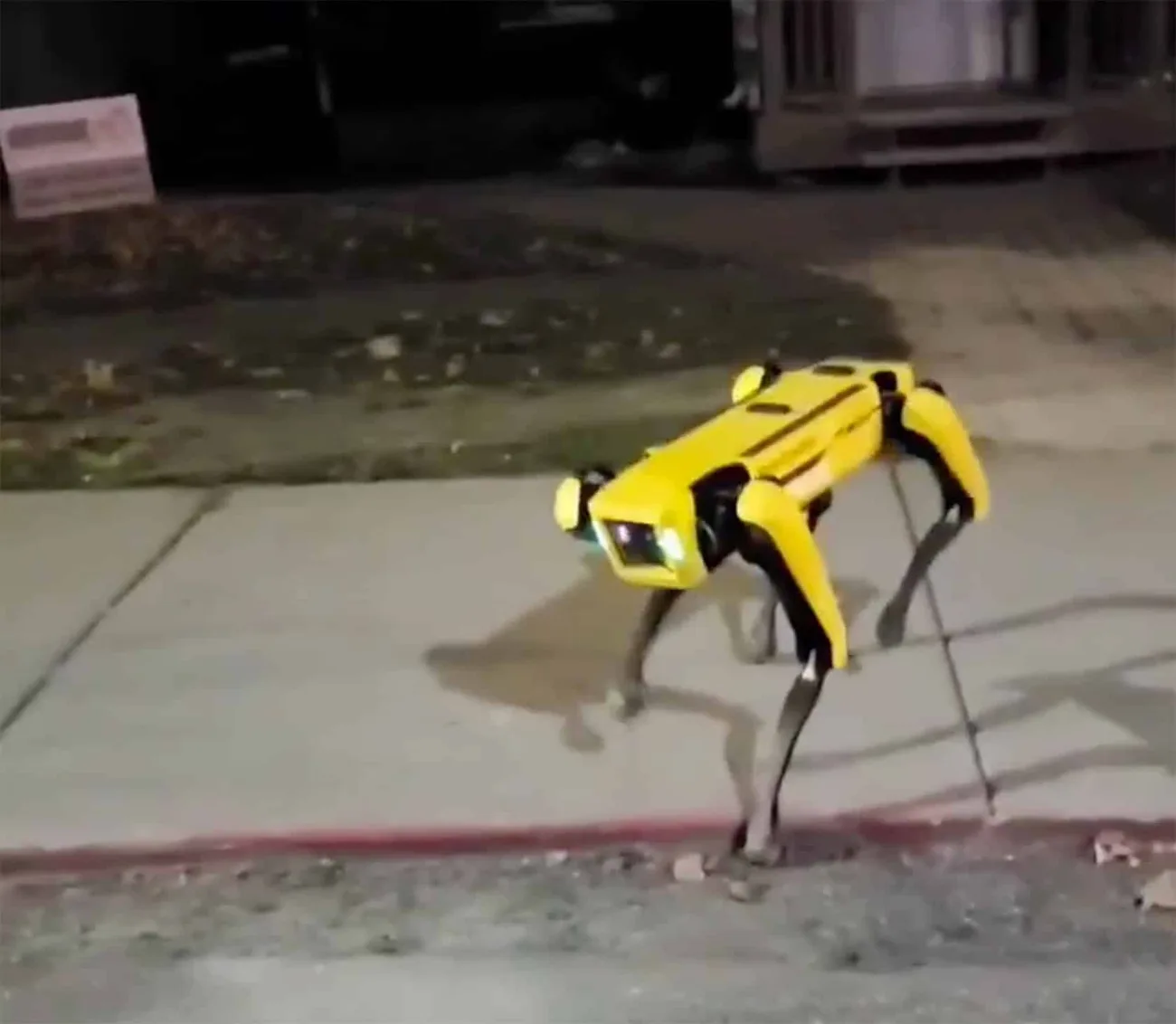 Boston Dynamics’in robot köpeği Spot akşam yürüyüşünde görüldü – Video