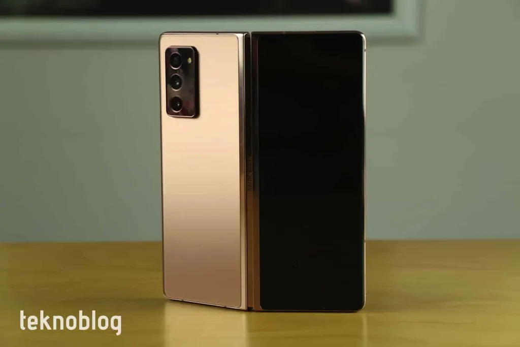 Galaxy Z Fold 3 ve Z Flip 2 tanıtım materyallerinde görüldü
