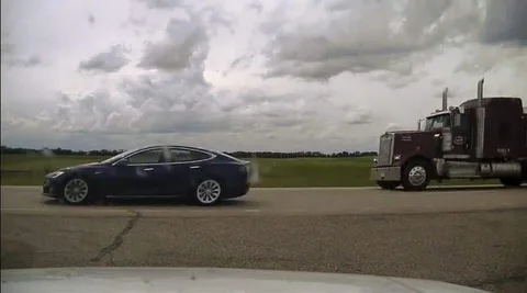 Autopilot çalışırken direksiyon başında uyuyan Tesla sahibi polise yakalandı