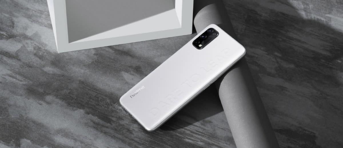 Realme Q2 deri kaplı arka panelle gelecek
