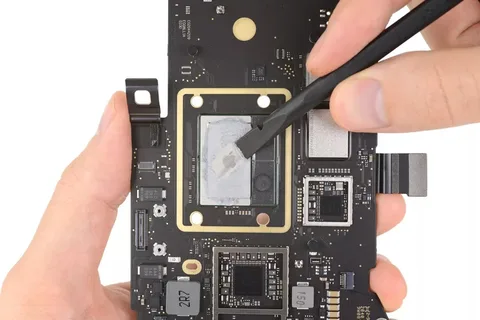 M1 işlemcili MacBook Air ve MacBook Pro parçalarına ayrıldı