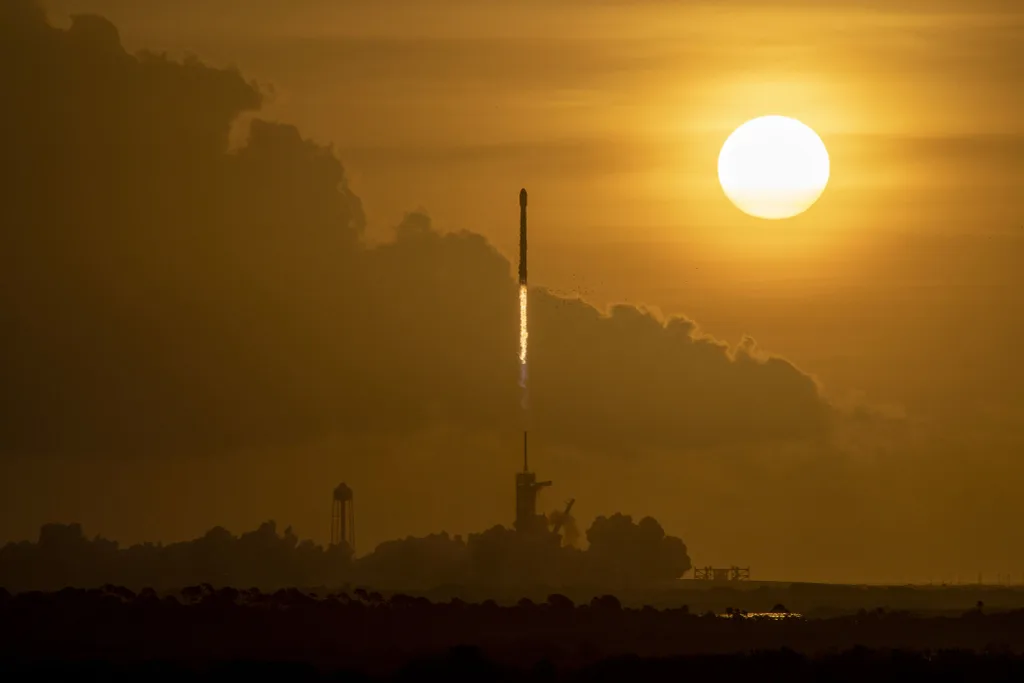 NASA ve SpaceX ilk resmi Crew Dragon görevine başarıyla başladı