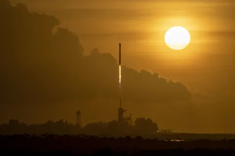 NASA ve SpaceX ilk resmi Crew Dragon görevine başarıyla başladı