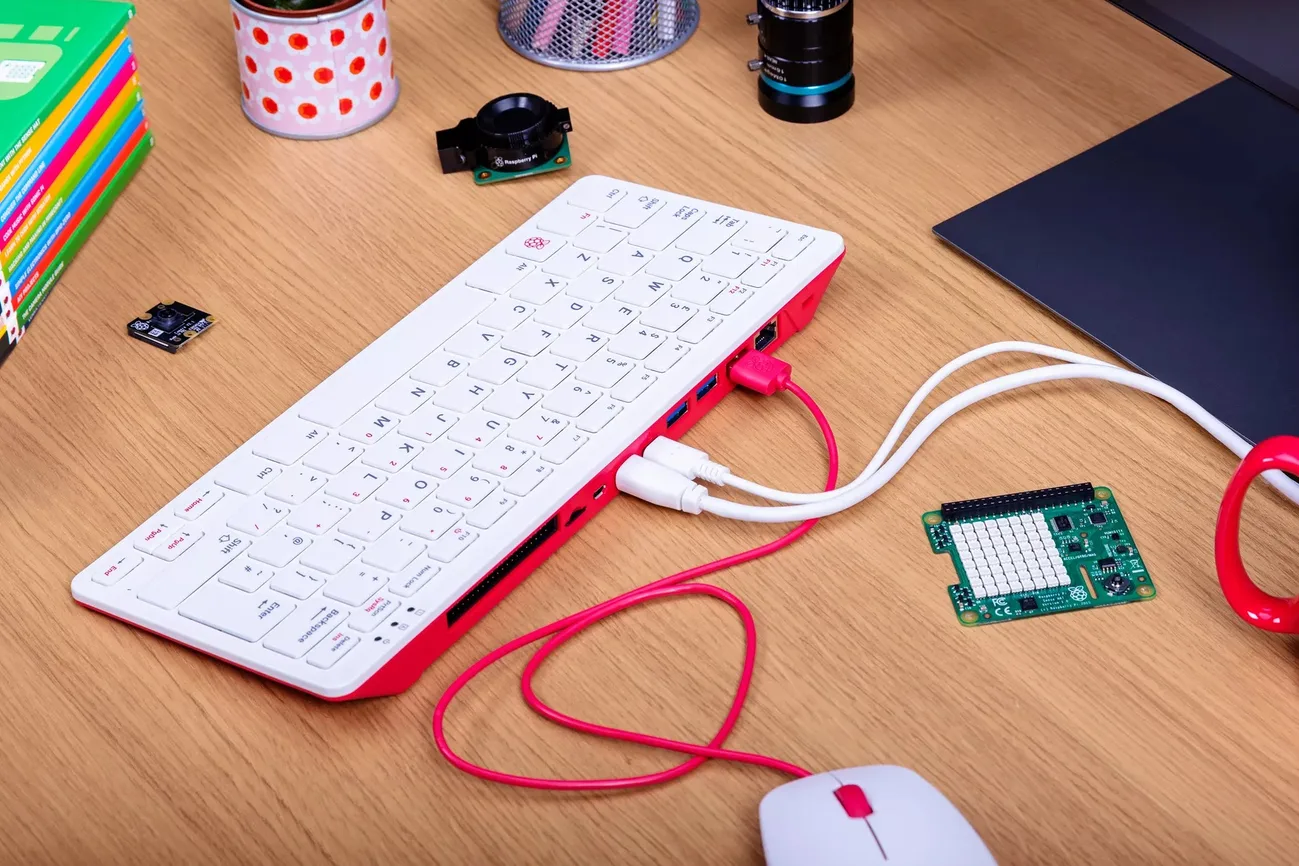 Raspberry Pi 400 içinde bilgisayar barındıran kompakt bir klavye
