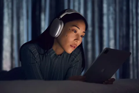 Apple AirPods Max kulak üstü ve gürültü engellemeli kulaklık tanıtıldı