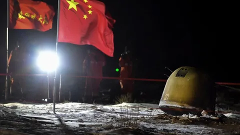 Chang’e-5 Ay’dan topladığı örnekleri Dünya’ya getirdi