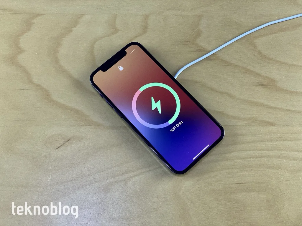 iPhone 12, iOS 17.4 ile 15W Qi2 kablosuz şarj desteği kazandı