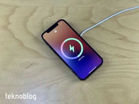 iPhone 12, iOS 17.4 ile 15W Qi2 kablosuz şarj desteği kazandı