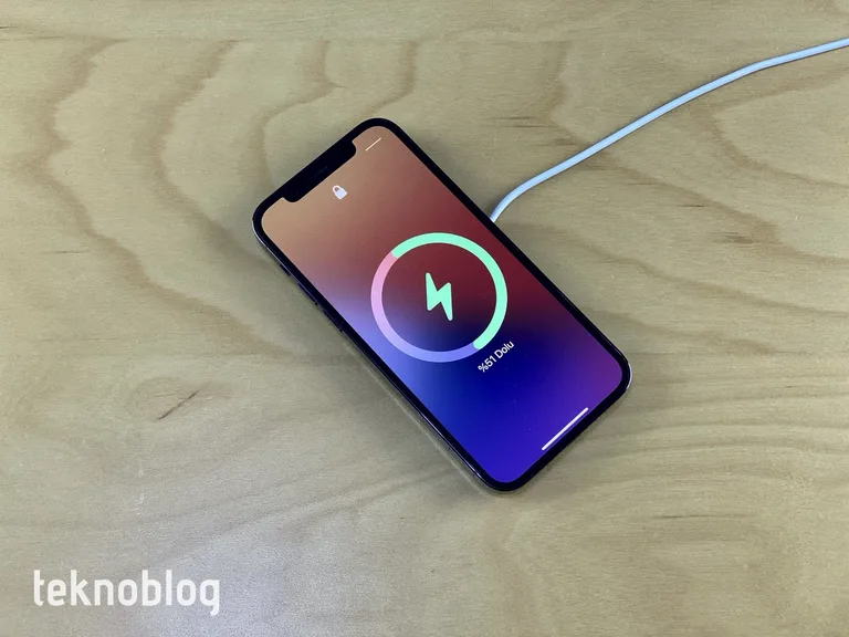 iPhone 12, iOS 17.4 ile 15W Qi2 kablosuz şarj desteği kazandı
