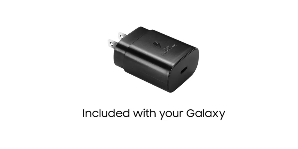 Samsung telefon kutularından güç adaptörü ve kulaklığı çıkarmaya hazırlanıyor