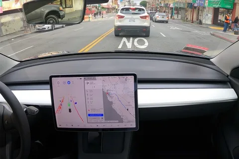 Tesla Model 3 600 kilometrelik yolu otonom sürüş moduyla gitti