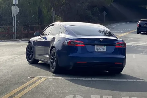 Tesla Model S yeni tasarımıyla görüntülendi