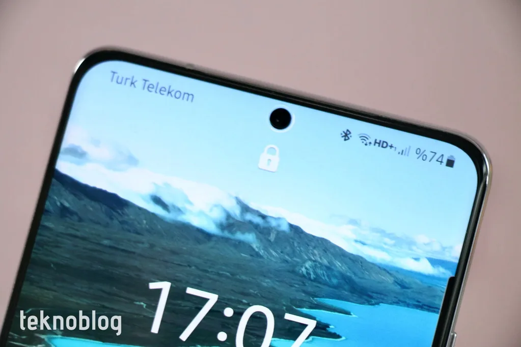 Samsung Galaxy S22 ekran içi ön kamera olmadan gelebilir