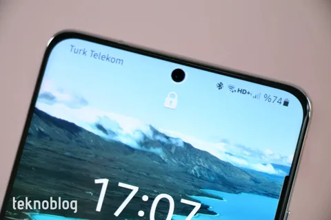 Samsung Galaxy S22 ekran içi ön kamera olmadan gelebilir