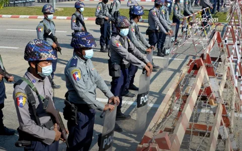 Myanmar darbe protestolarını engellemek için interneti kapattı