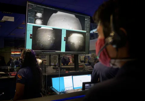 Perseverance Mars yüzeyine başarılı şekilde indi, ilk fotoğrafları paylaştı
