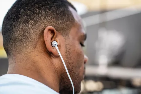 Logitech’ten USB-C adaptörlü yeni oyun kulaklığı