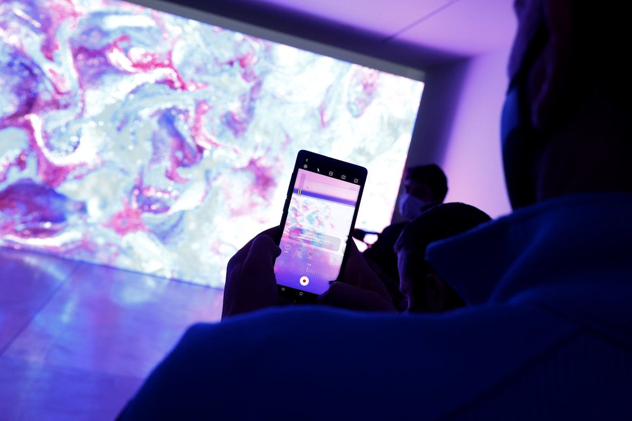 samsung galaxy s21 refik anadol sergisi