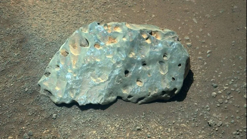 Perseverance’ın Mars yüzeyinde araştırdığı yeşil renkli garip kaya parçası
