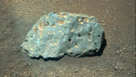 Perseverance’ın Mars yüzeyinde araştırdığı yeşil renkli garip kaya parçası