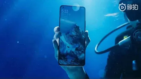 Xiaomi Mi 11 Ultra için su altında kutu açma videosu çekti