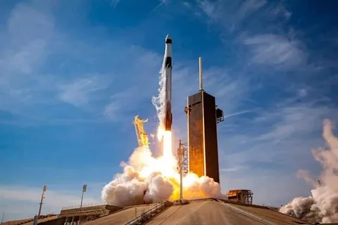 SpaceX Dogecoin ile finanse edilen Ay uydusunu uzaya taşıyacak