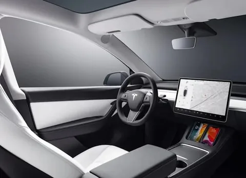 Tesla güncelleme ile araç içi kamerayı aktif hâle getiriyor