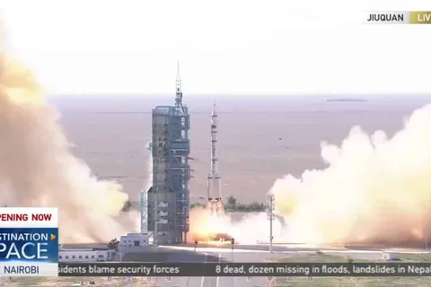 Çin Tianhe uzay istasyonuna üç astronot götürüyor