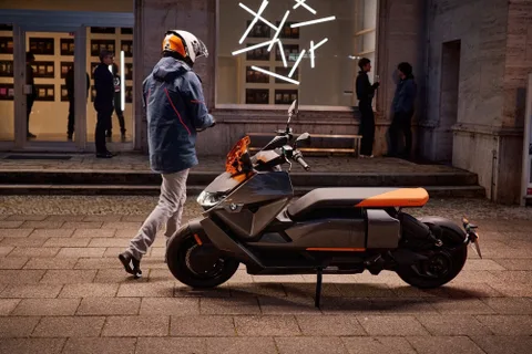 BMW CE 04 elektrikli motosiklet yola çıkmaya hazır