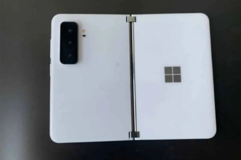 Surface Duo 2’nin sızan fotoğrafları üçlü kamera sistemini gösteriyor