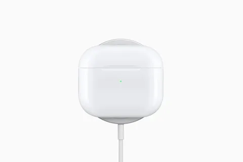 Apple AirPods Pro şarj kutusuna MagSafe desteği ekledi