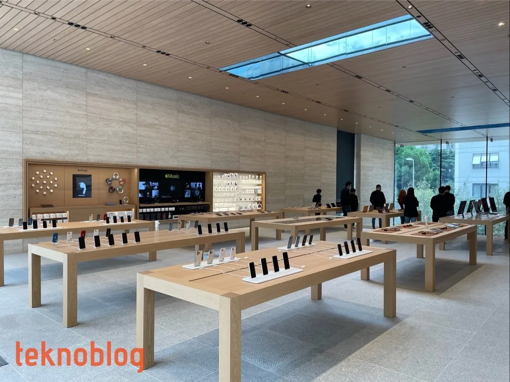 Apple Store zamlı fiyatlar ve yeni ürünlerle tekrar açıldı