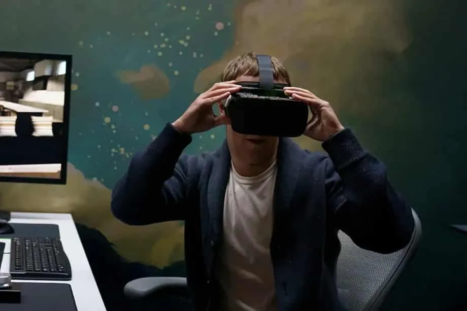 Facebook’un yeni sanal gerçeklik başlığı prototiplerini yöneticiler denedi