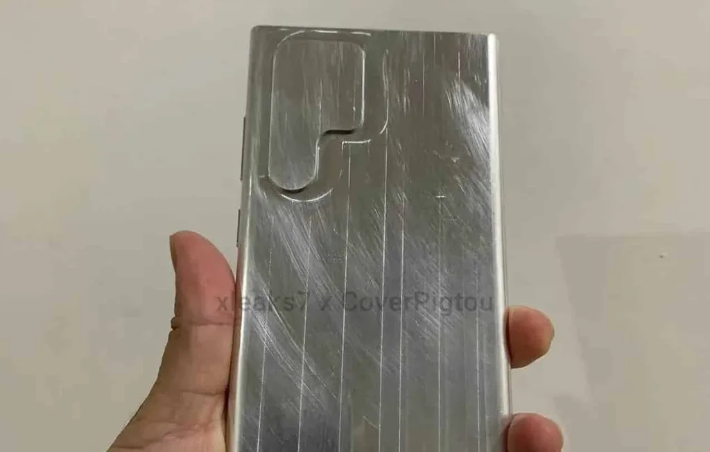 Galaxy S22 Ultra S Pen için özel bir yuva taşıyabilir