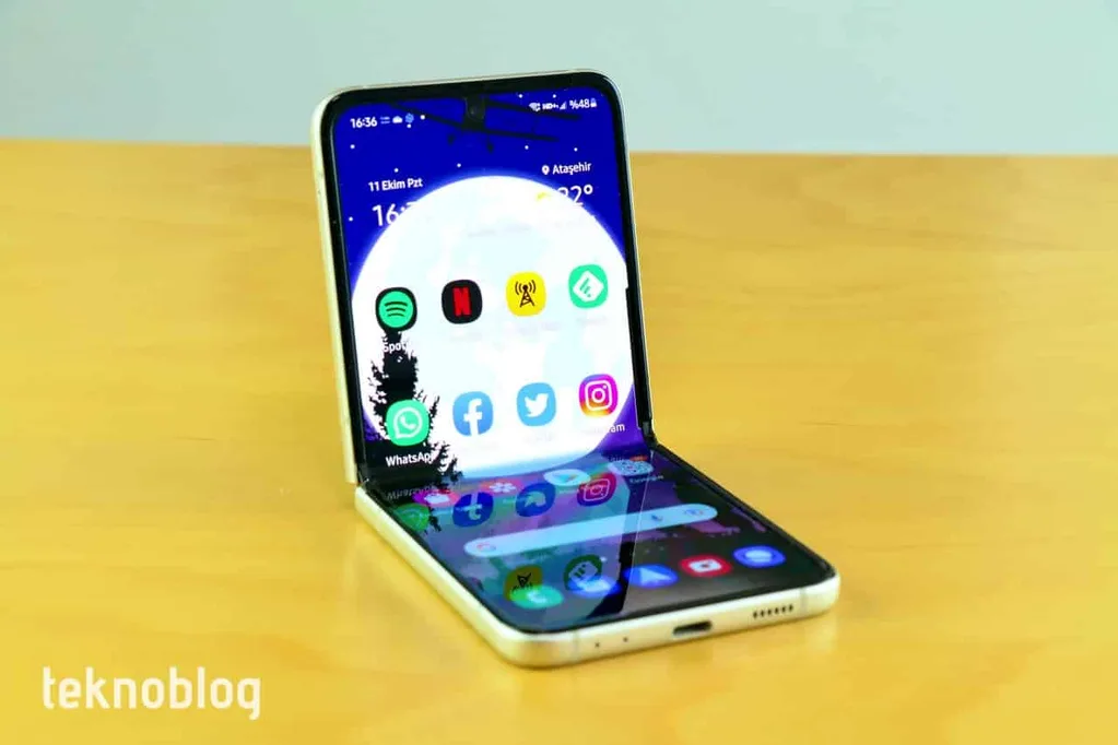 Samsung katlanabilir telefon satış performansından memnun