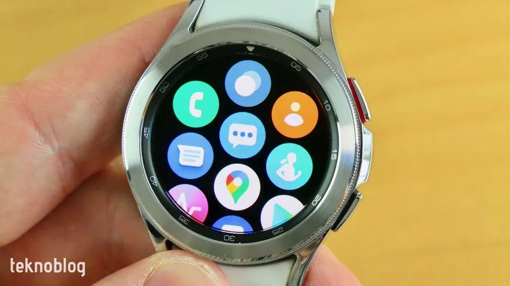 Samsung Galaxy Watch 4 serisi akıllı saatleri için Wear OS 4 güncellemesini dağıtıma çıkardı