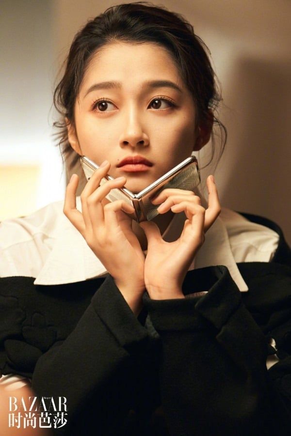 Huawei P50 Pocket moda dergisinin fotoğraflarında görüldü