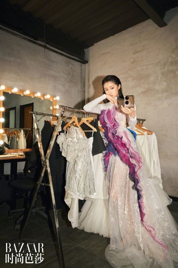 Huawei P50 Pocket moda dergisinin fotoğraflarında görüldü