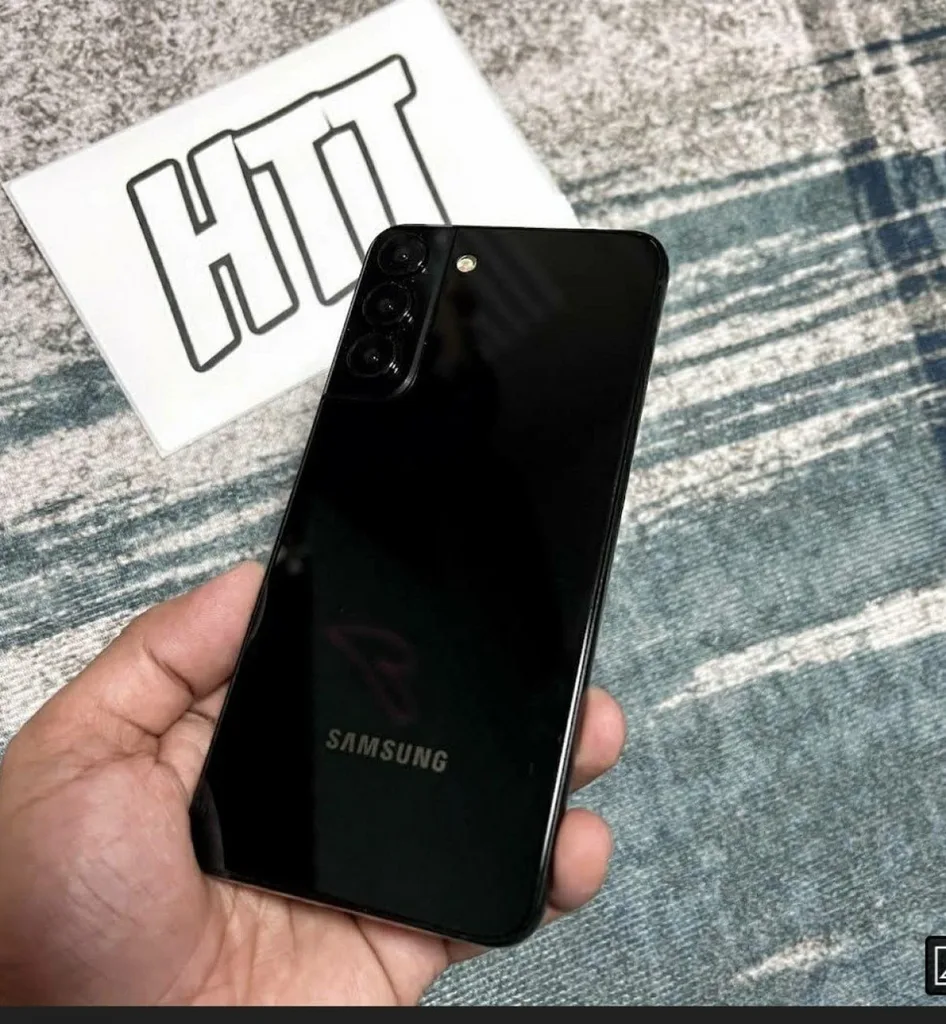 Samsung Galaxy S22 canlı fotoğrafta görüldü