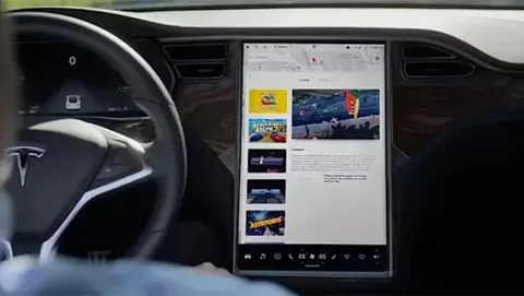 Tesla araç içi oyun özelliğine sınırlama getiriyor