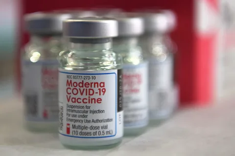 Moderna Omicron varyantına özel aşının testlerine başladı